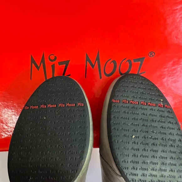 MIZ MOOZ Simone Leather Mary Jane Pumps Gray Sz 6 - Picture 10 of 13